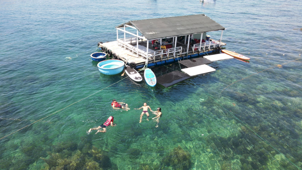 Thả mình dưới làn nước trong xanh, mát lành